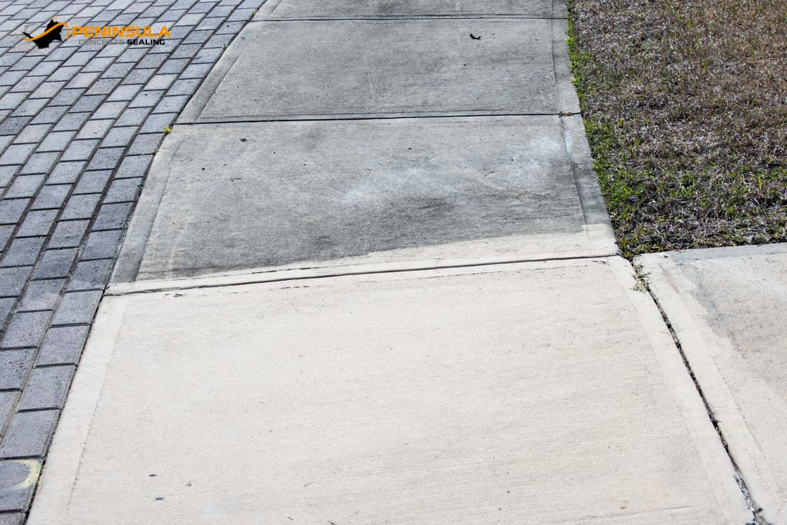 An image showing the effects before and after of driveway cleaning
